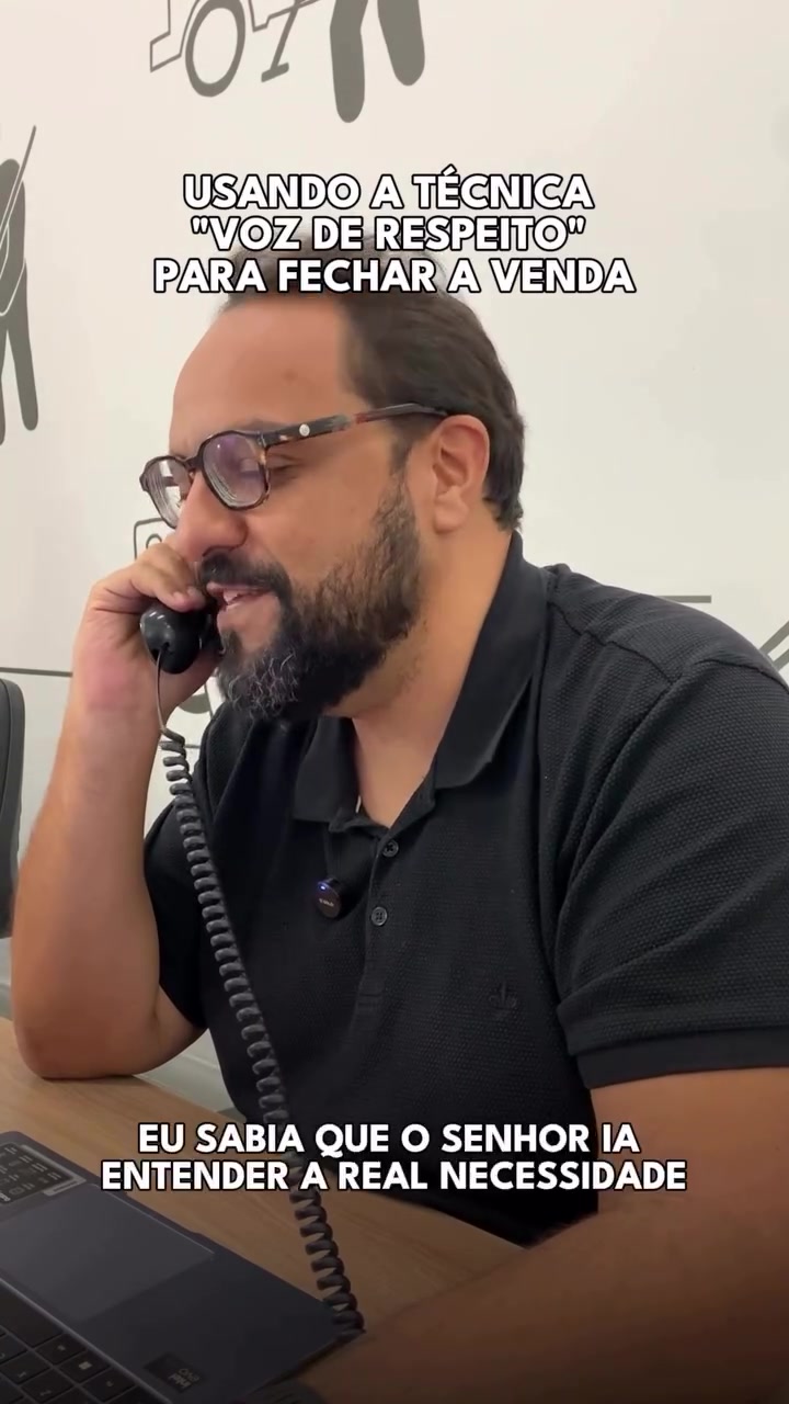 Thiago Kuin volta a sorrir ao telefone no desfecho da encenação de venda.
