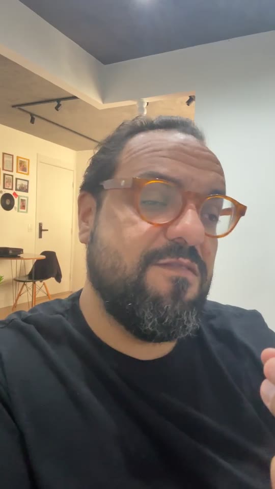 Thiago Kuin respondendo a uma pergunta na live de 1º de outubro de 2026.