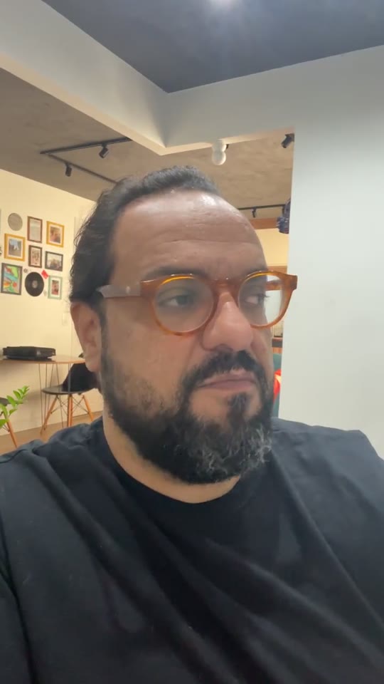 Thiago Kuin respondendo a uma pergunta na live de 1º de outubro de 2026.