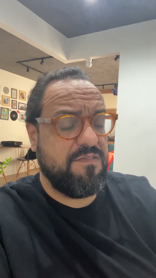 Thiago Kuin respondendo a uma pergunta na live de 1º de outubro de 2026.