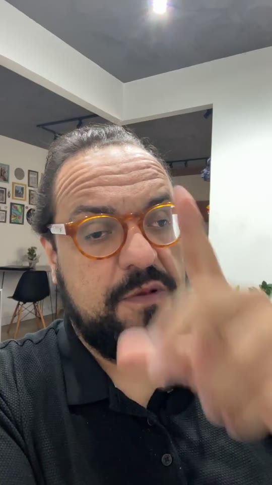 Thiago Kuin respondendo durante a live de 26/08/2026.
