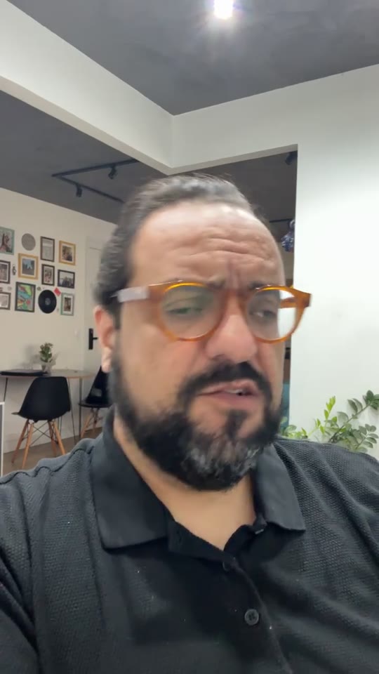 Thiago Kuin respondendo durante a live de 26/08/2026.