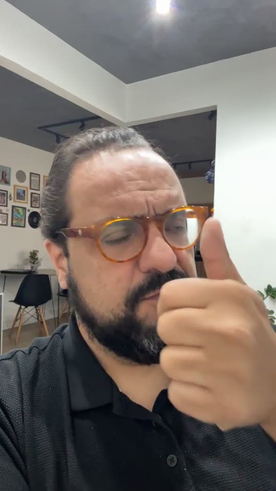 Thiago Kuin respondendo durante a live de 26/08/2026.