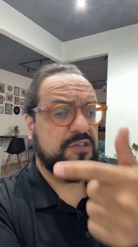 Thiago Kuin respondendo durante a live de 26/08/2026.
