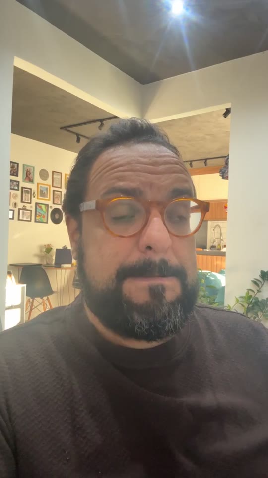 Thiago Kuin respondendo durante a live de 18/08/2026.