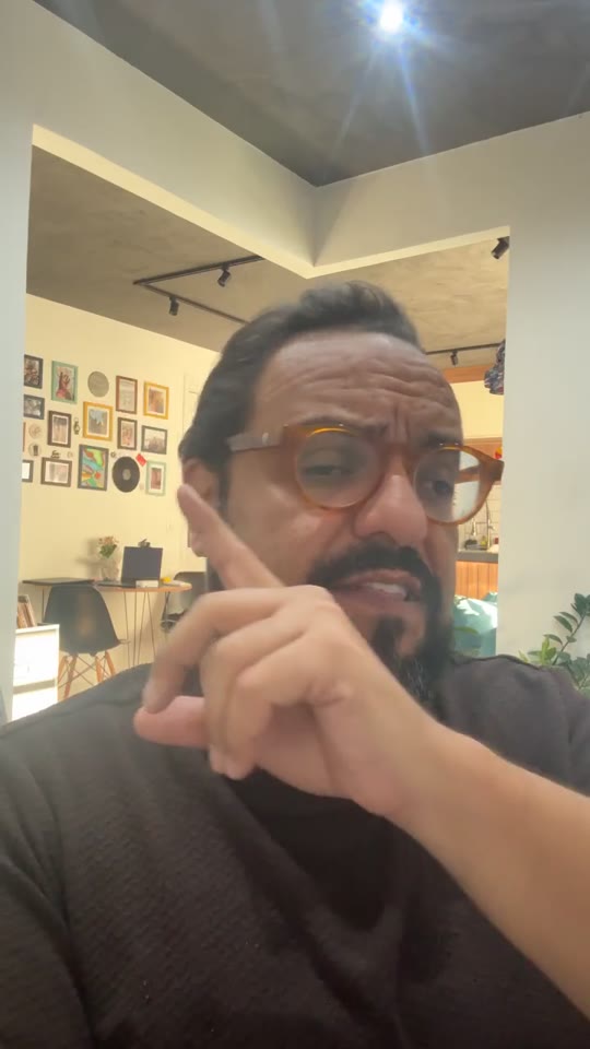 Thiago Kuin respondendo durante a live de 18/08/2026.