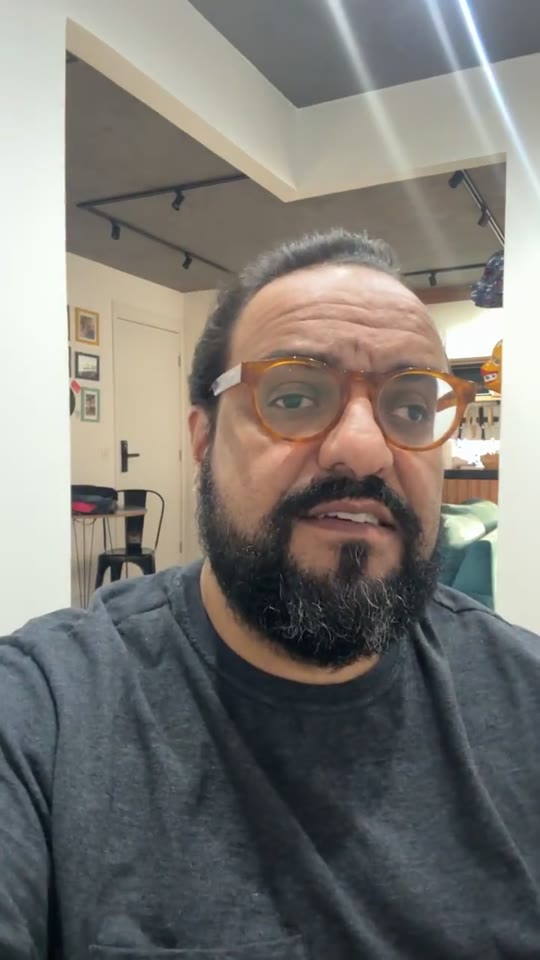 Thiago Kuin respondendo durante a live de 04/08/2026.