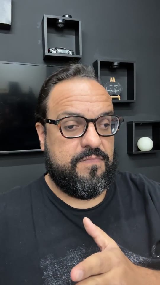 Thiago Kuin respondendo durante a live de 07/07/2026.