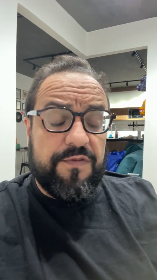 Thiago Kuin respondendo durante a live de 11/06/2026.