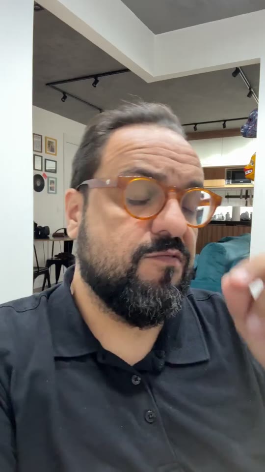 Thiago Kuin respondendo durante a live de 19/05/2026.