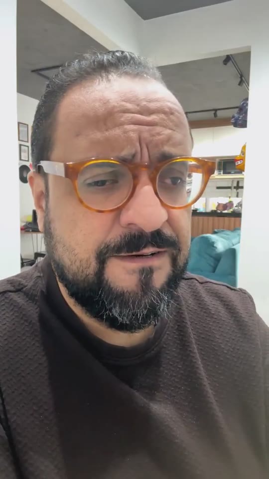 Thiago Kuin respondendo durante a live de 12/05/2026.