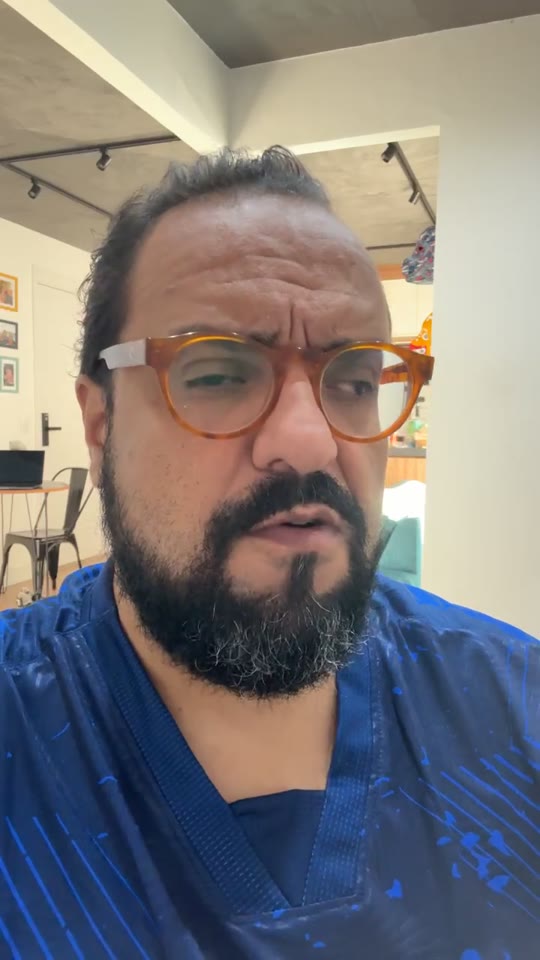 Thiago Kuin respondendo durante a live de 05/05/2026.