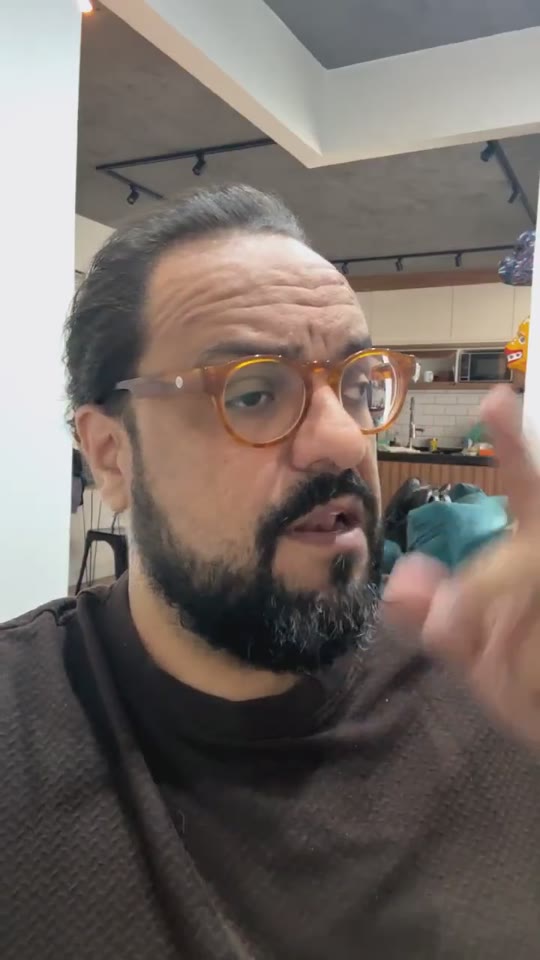 Thiago Kuin respondendo durante a live de 28/04/2026.