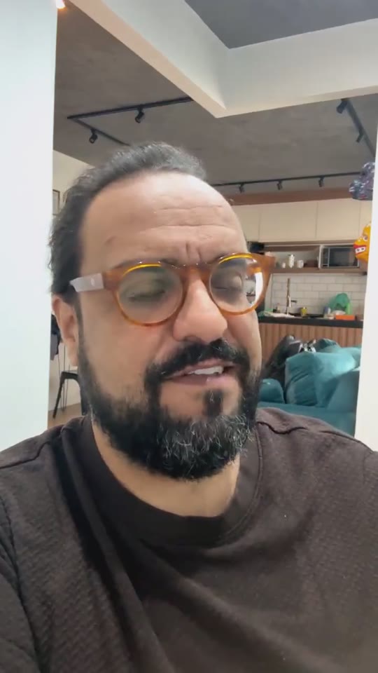 Thiago Kuin respondendo durante a live de 28/04/2026.