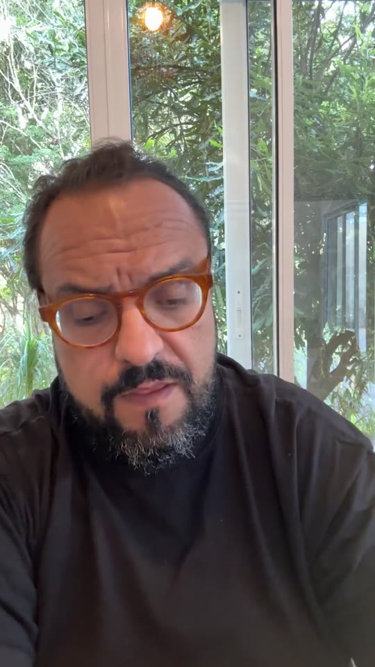 Thiago Kuin respondendo durante a live de 21/04/2026.