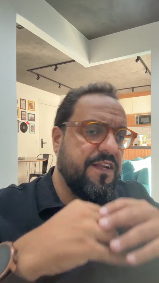 Thiago Kuin respondendo durante a live de 16/04/2026.