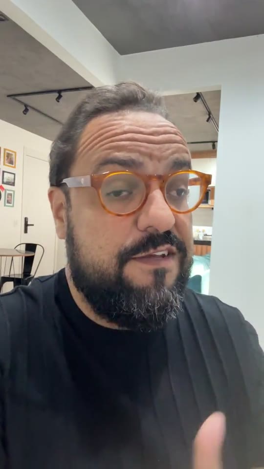 Thiago Kuin respondendo durante a live de 09/04/2026.