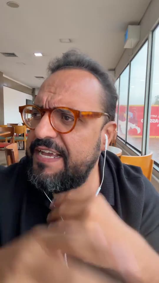 Thiago Kuin respondendo durante a live de 07/04/2026.