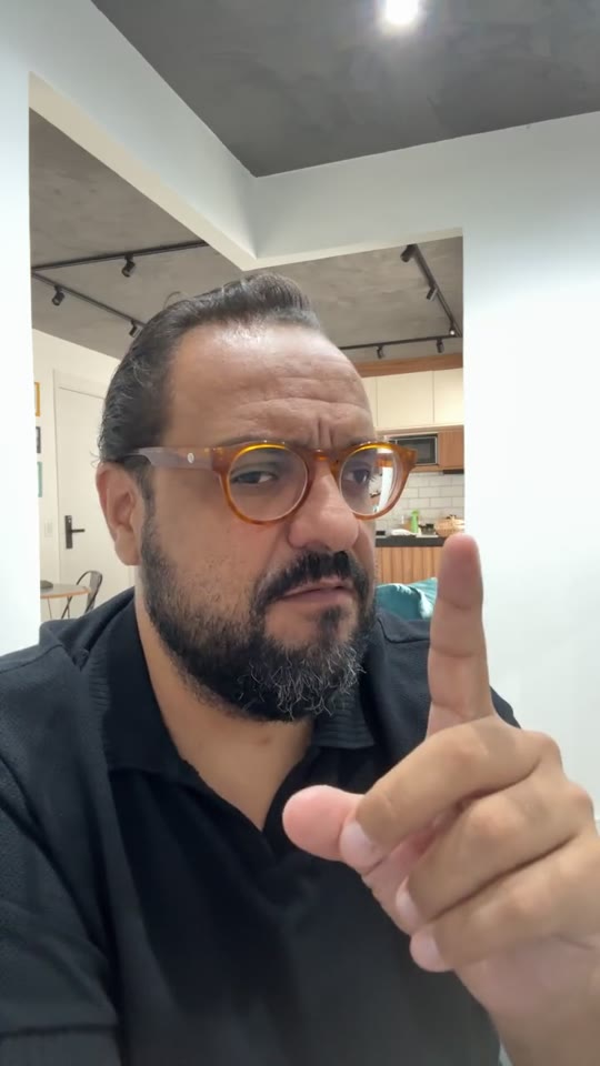 Thiago Kuin respondendo durante a live de 19/02/2026.