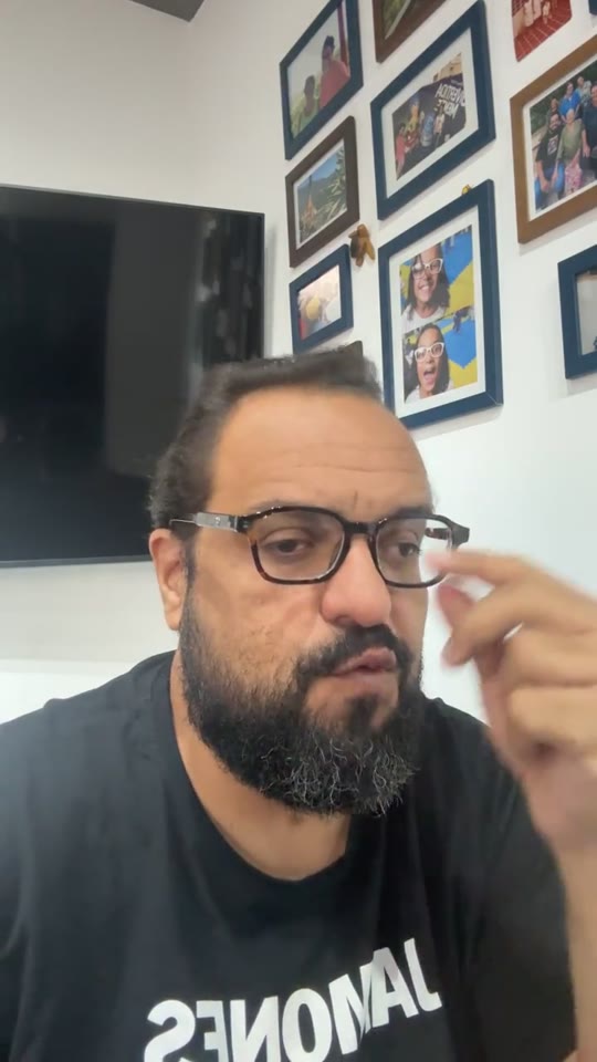 Thiago Kuin respondendo durante a live de 22/01/2026.