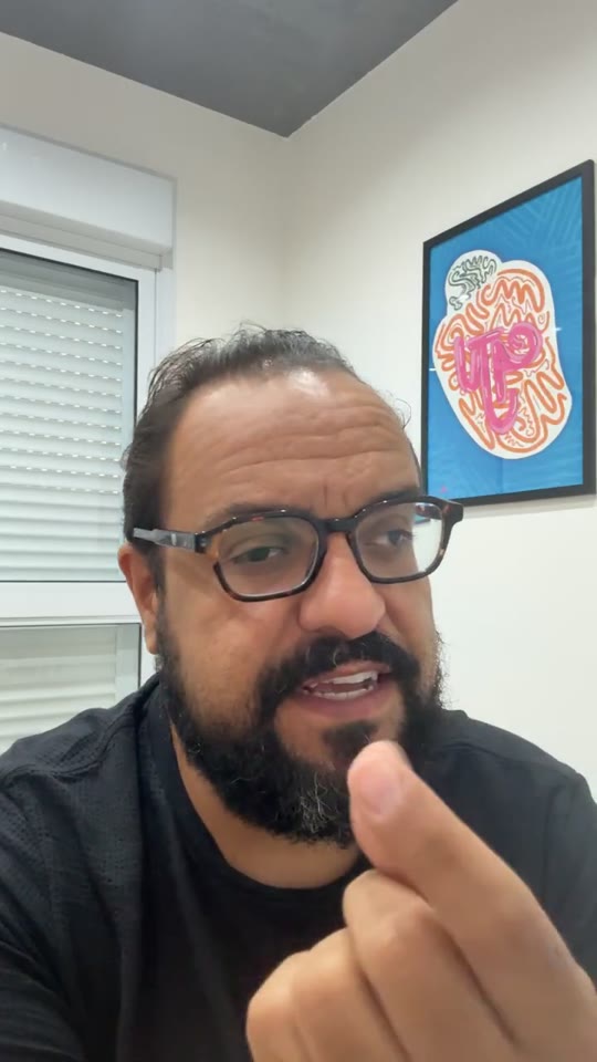 Thiago Kuin respondendo durante a live de 11/11/2025.