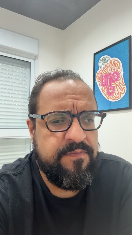 Thiago Kuin respondendo durante a live de 11/11/2025.