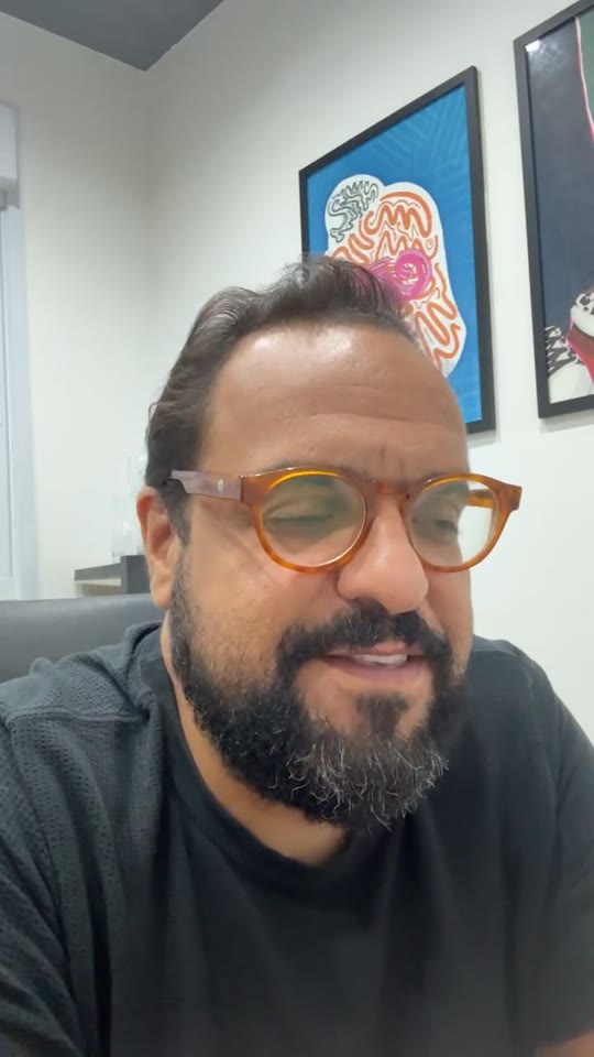 Thiago Kuin respondendo durante a live de 30/10/2025.