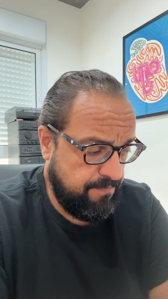 Thiago Kuin respondendo durante a live de 21/10/2025.