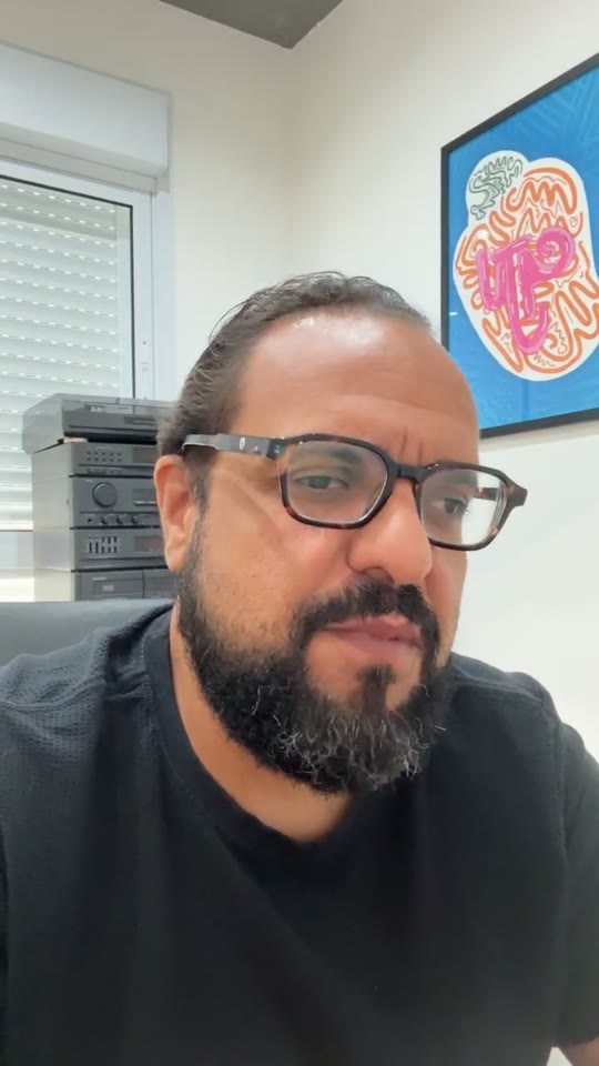 Thiago Kuin respondendo durante a live de 21/10/2025.