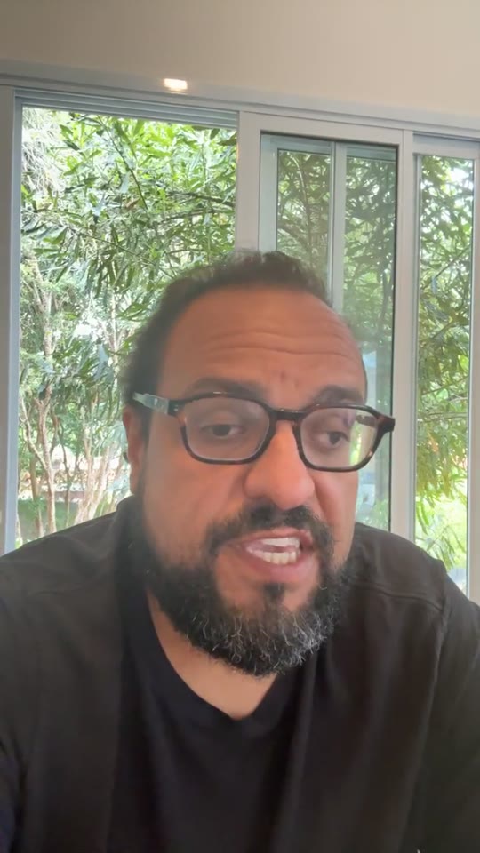 Thiago Kuin respondendo durante a live de 14/10/2025.