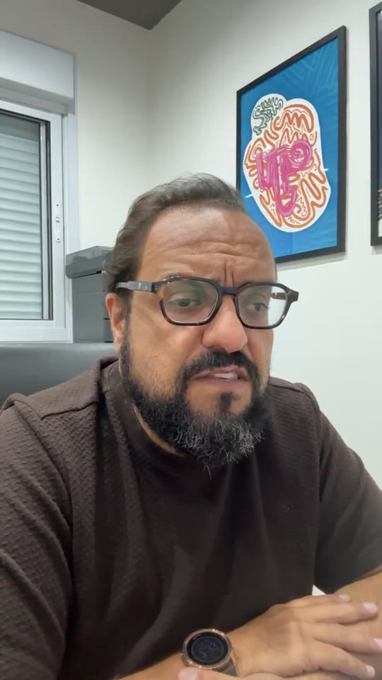Thiago Kuin respondendo durante a live de 09/10/2025.
