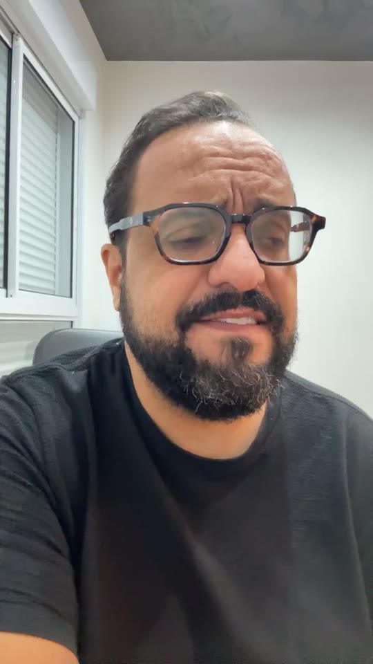 Thiago Kuin respondendo durante a live de 28/08/2025.