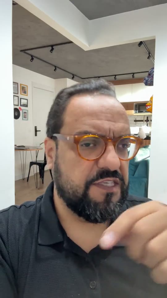 Thiago Kuin respondendo durante a live de 28/05/2026.
