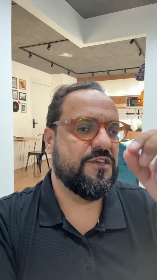 Thiago Kuin respondendo durante a live de 28/05/2026.