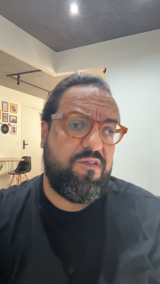 Thiago Kuin respondendo à pergunta na live do Instagram.