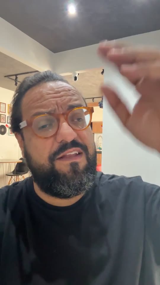 Thiago Kuin respondendo à pergunta na live do Instagram.