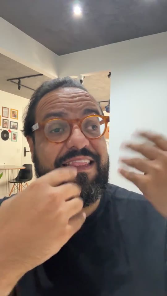 Thiago Kuin respondendo à pergunta na live do Instagram.