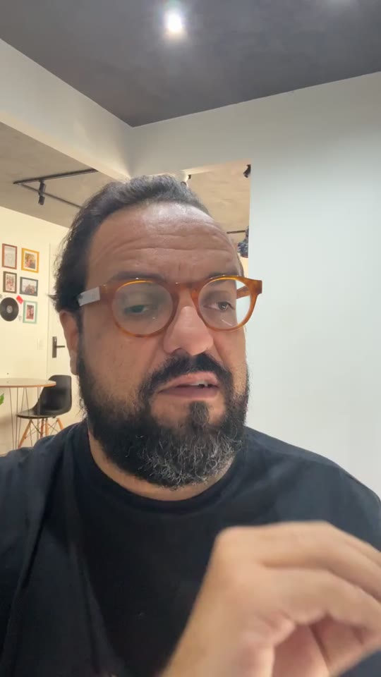 Thiago Kuin respondendo à pergunta na live do Instagram.