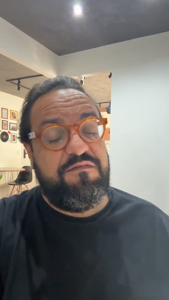 Thiago Kuin respondendo à pergunta na live do Instagram.