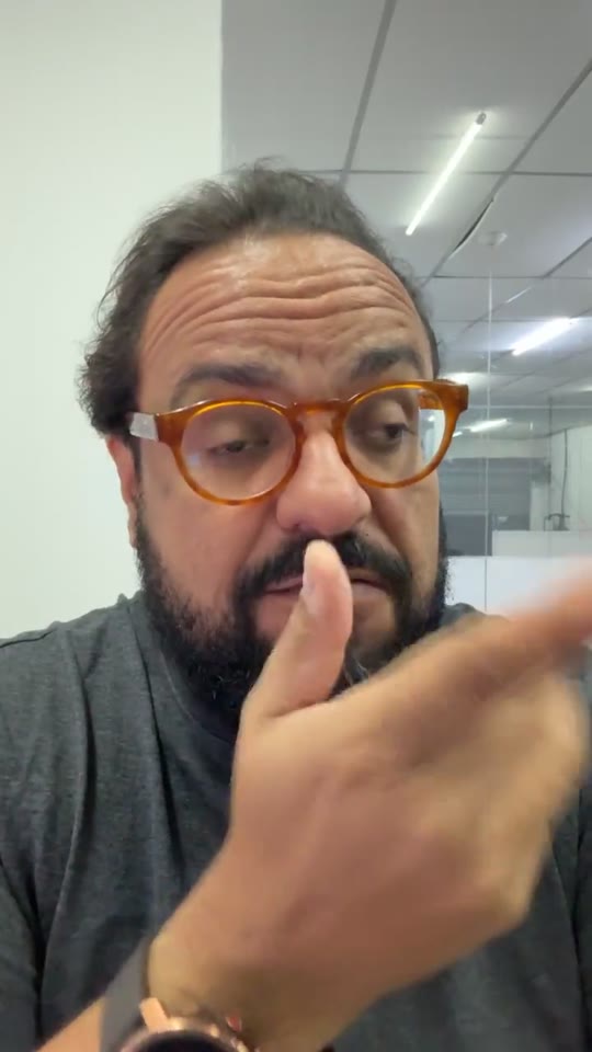 Thiago Kuin respondendo à pergunta na live do Instagram.