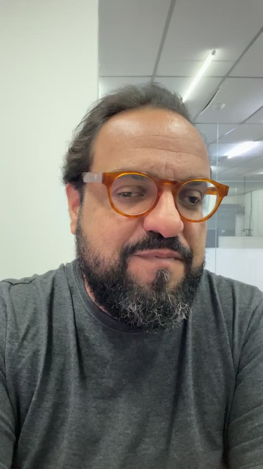 Thiago Kuin respondendo à pergunta na live do Instagram.