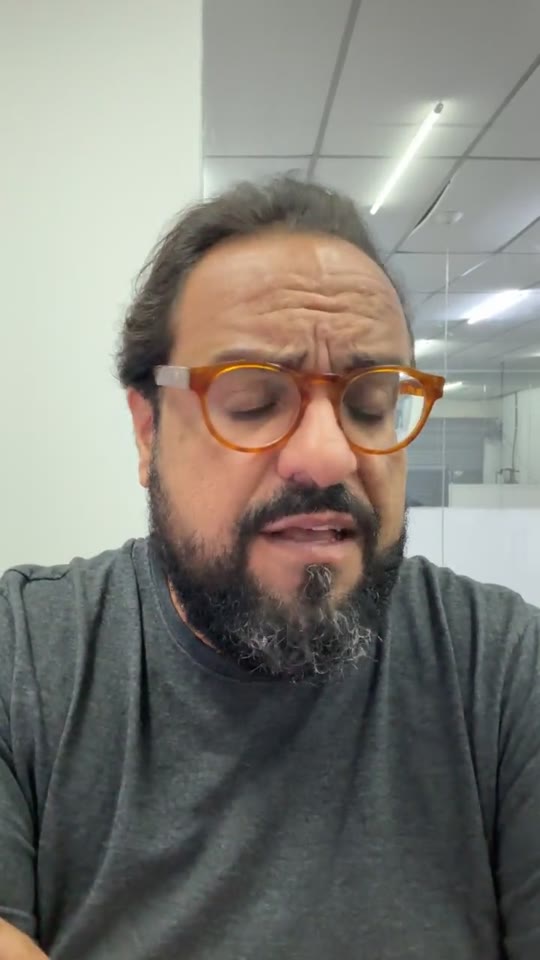 Thiago Kuin respondendo à pergunta na live do Instagram.