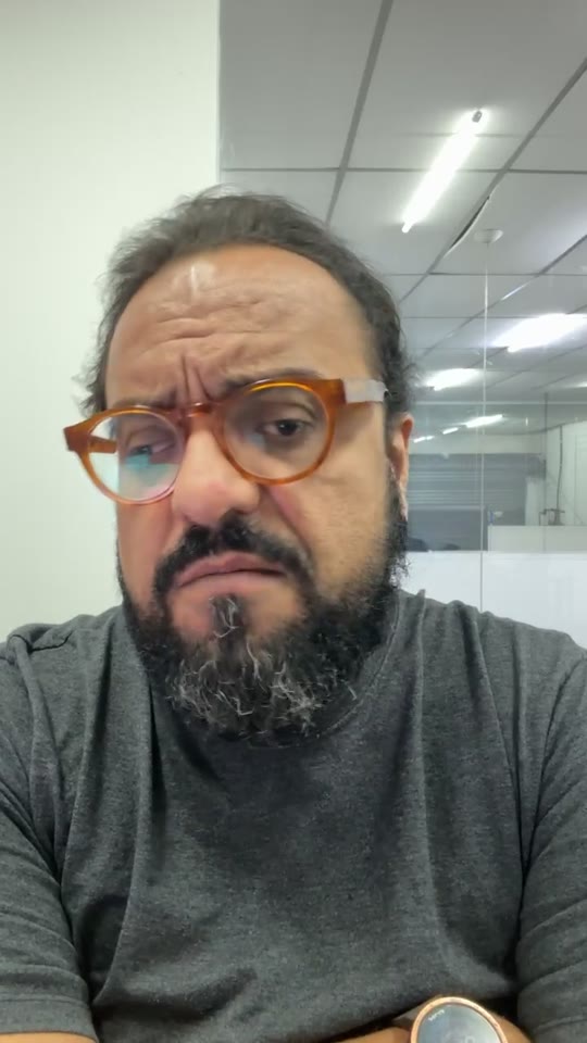 Thiago Kuin respondendo à pergunta na live do Instagram.