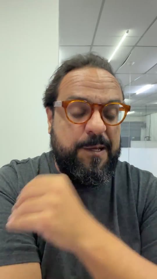 Thiago Kuin respondendo à pergunta na live do Instagram.