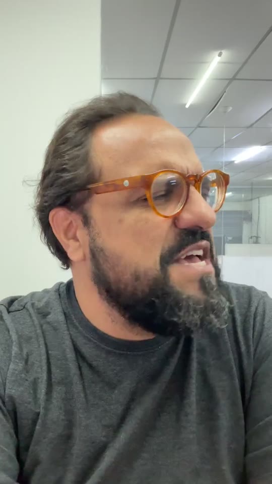 Thiago Kuin respondendo à pergunta na live do Instagram.