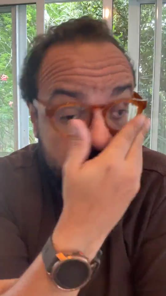 Thiago Kuin respondendo à pergunta na live do Instagram.