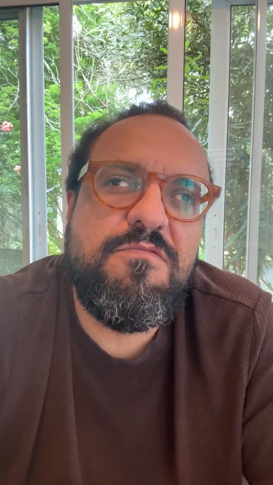Thiago Kuin respondendo à pergunta na live do Instagram.