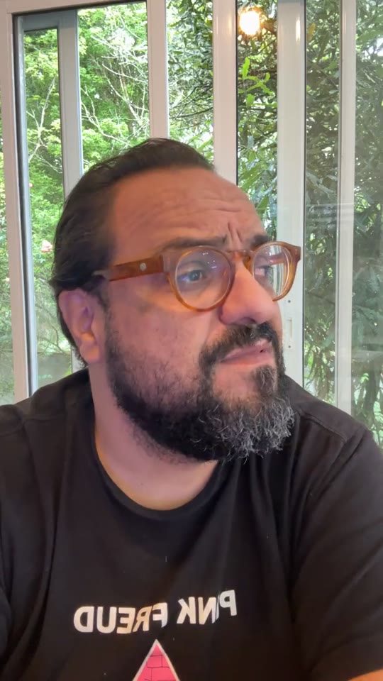 Thiago Kuin respondendo à pergunta na live do Instagram.