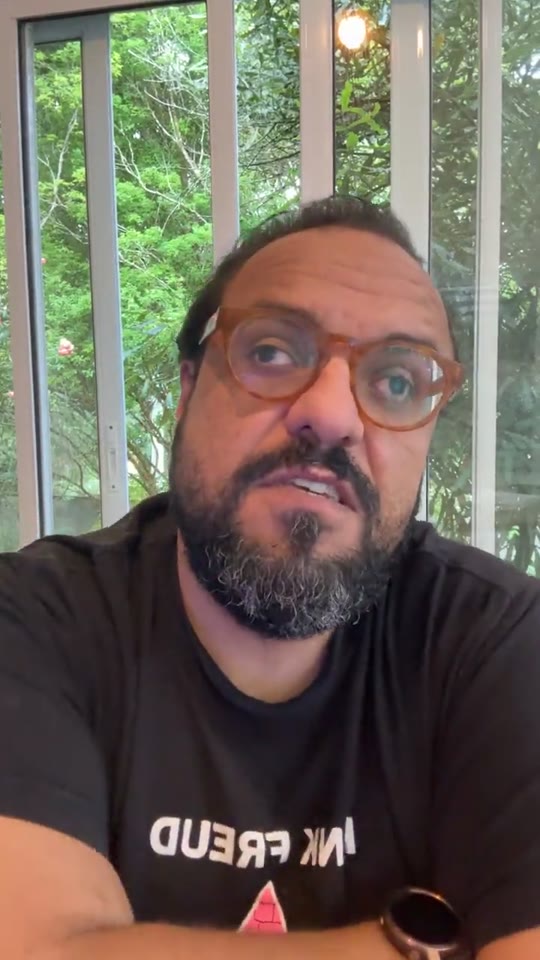 Thiago Kuin respondendo à pergunta na live do Instagram.