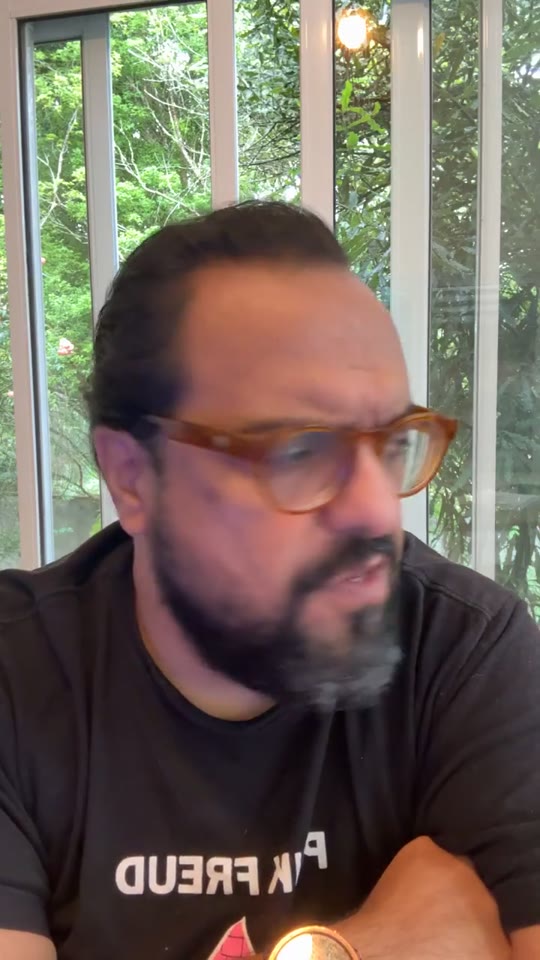 Thiago Kuin respondendo à pergunta na live do Instagram.